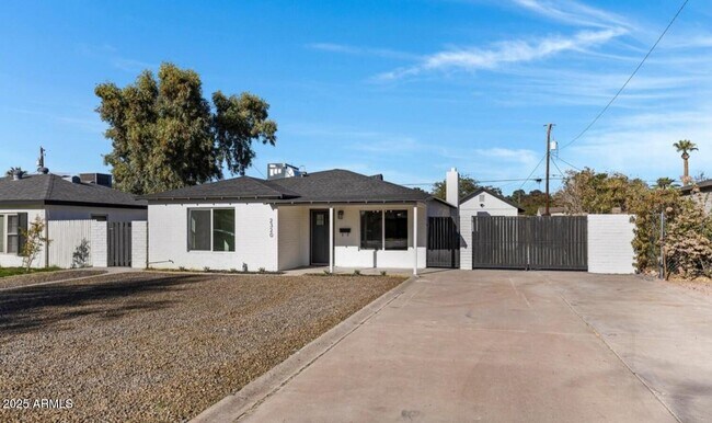 Primary Photo - 2320 E Whitton Ave