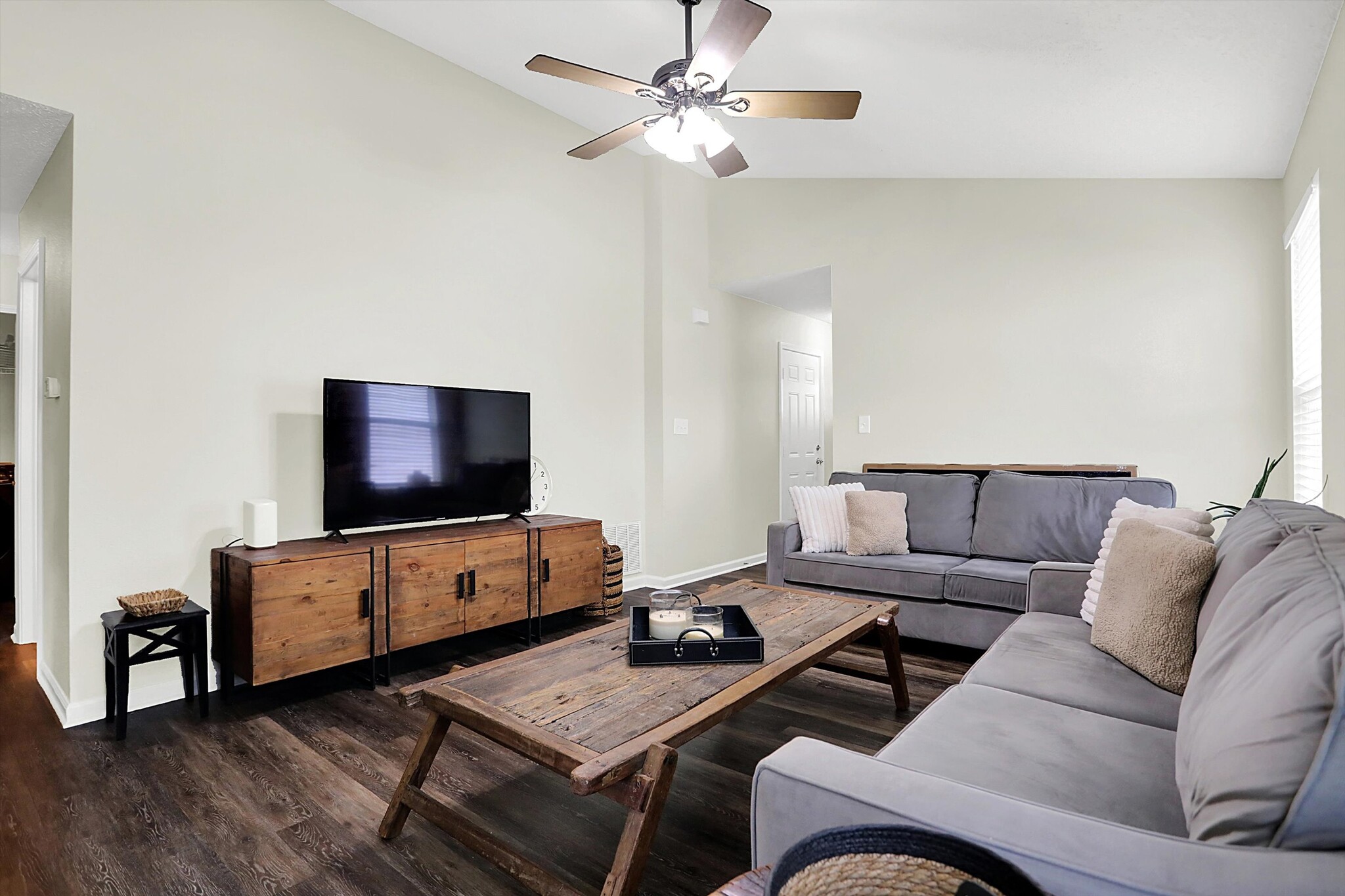 Building Photo - 5549 Wild Horse Dr