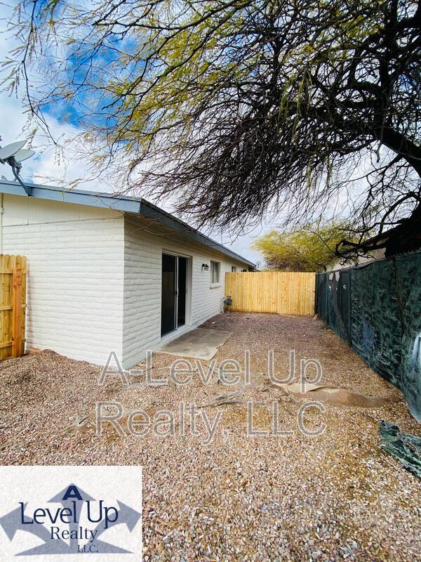 Building Photo - 1850 N 5th Ave