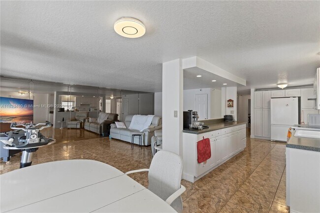Building Photo - 5620 Lagoon Dr