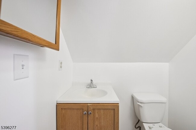 Building Photo - 176 Valley St