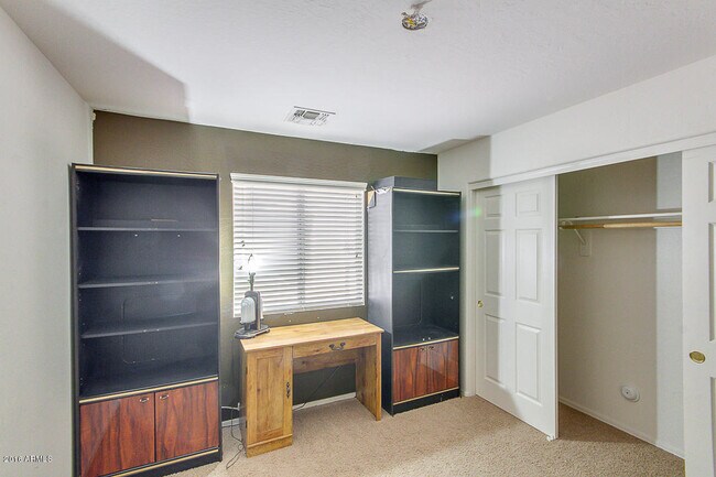 Building Photo - Amazing 4 bedrooms, 3 bathrooms house in P...