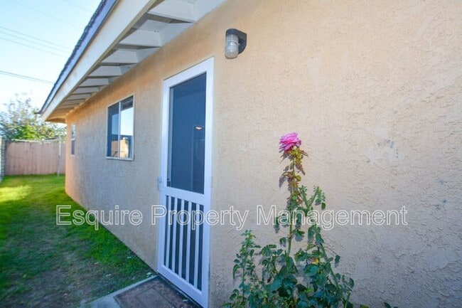 Building Photo - 2120 Rocklyn St