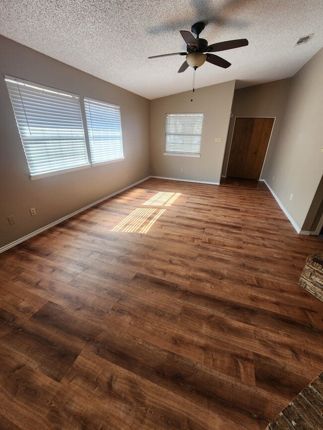 Building Photo - 3 bed 2 bath townhome, 1 car garage and 1 ...