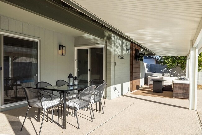 Building Photo - 709 W Vaughn St