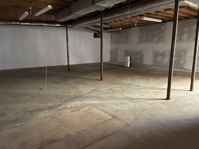 Building Photo - 1180 Robinhood Rd