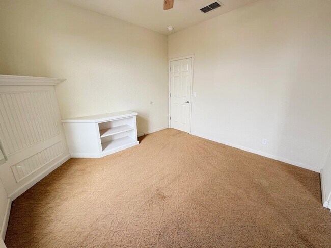 Building Photo - 4290 Lasalle Dr