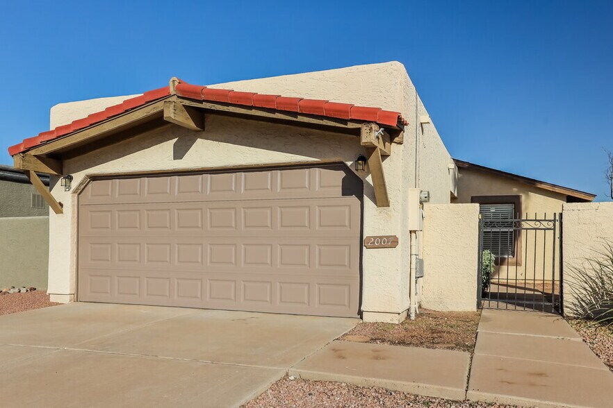Primary Photo - 2007 N Villas Ln