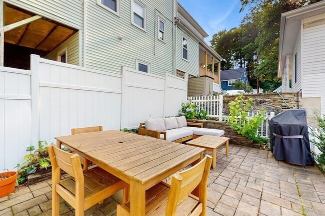 Building Photo - 14 Chestnut St