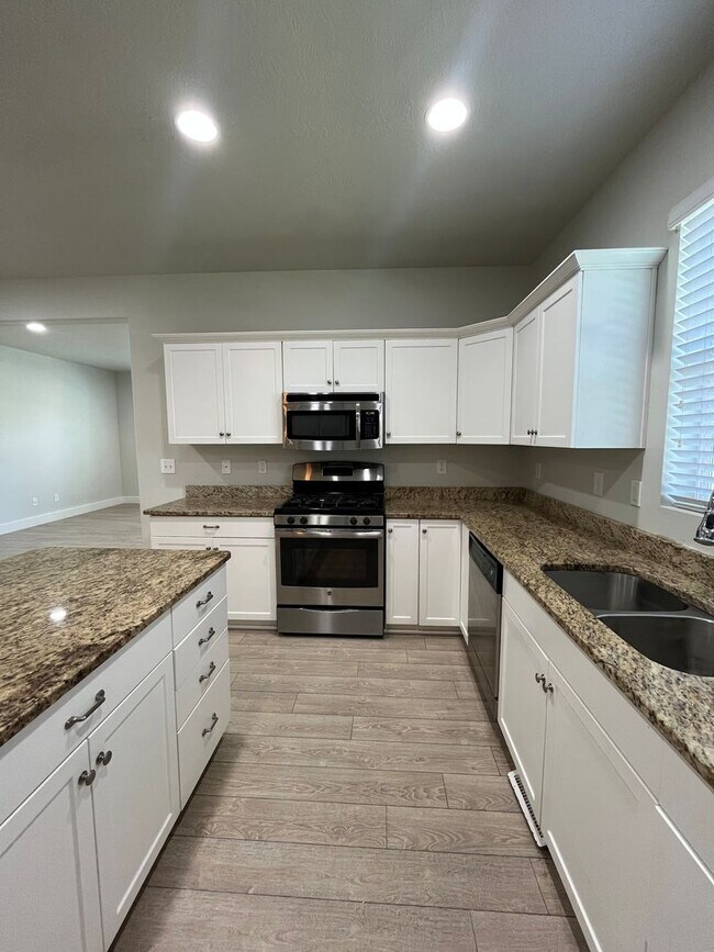 Building Photo - Spacious 3 Bed, 2.5 Bath Townhome in Pleasant Grove