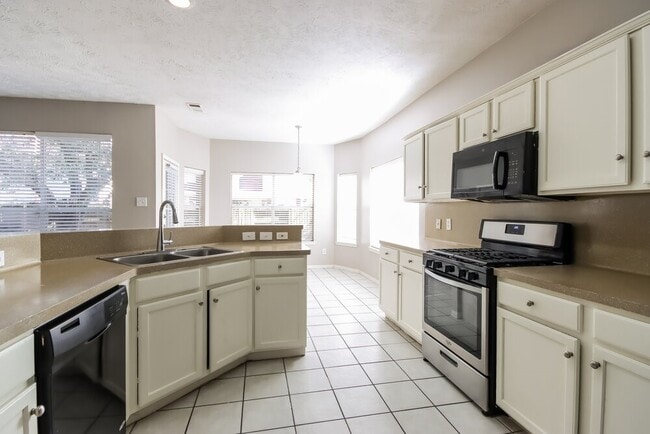 Building Photo - 16206 Hollow Rock Dr