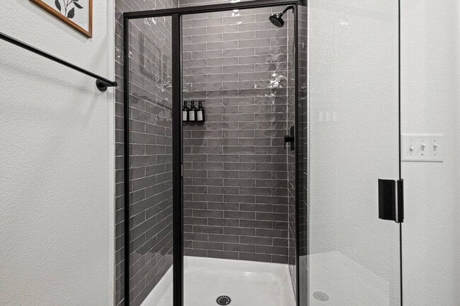 Building Photo - 596 W 9th St