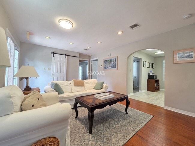 Building Photo - Charming 2-Bedroom Home within 3 miles of ...