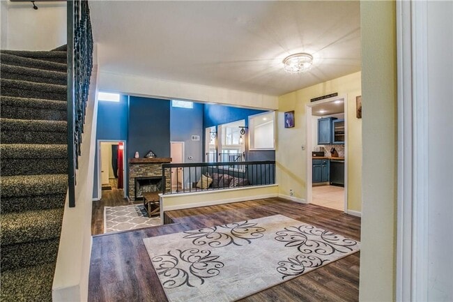Building Photo - Beautifully Crafted 2/2.5/2 Town Home in Euless!
