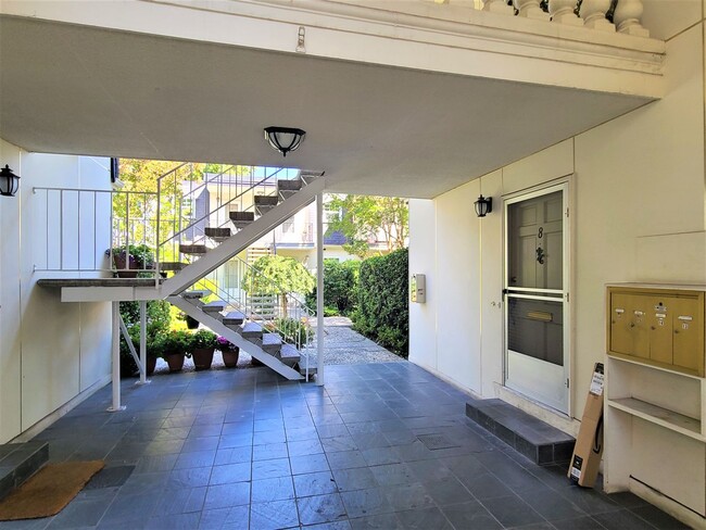 Building Photo - Spacious Condo in Menlo Park available now!