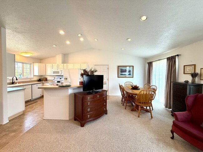 Building Photo - Charming Fully Furnished 2-Bedroom Home