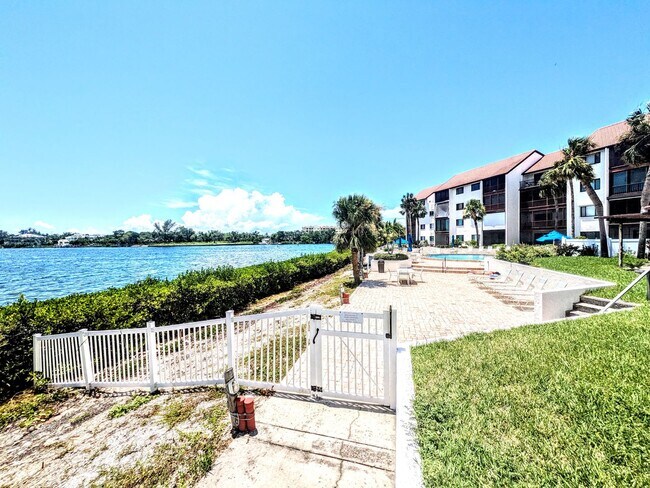 Building Photo - Seasonal, short or annual turnkey furnishe...