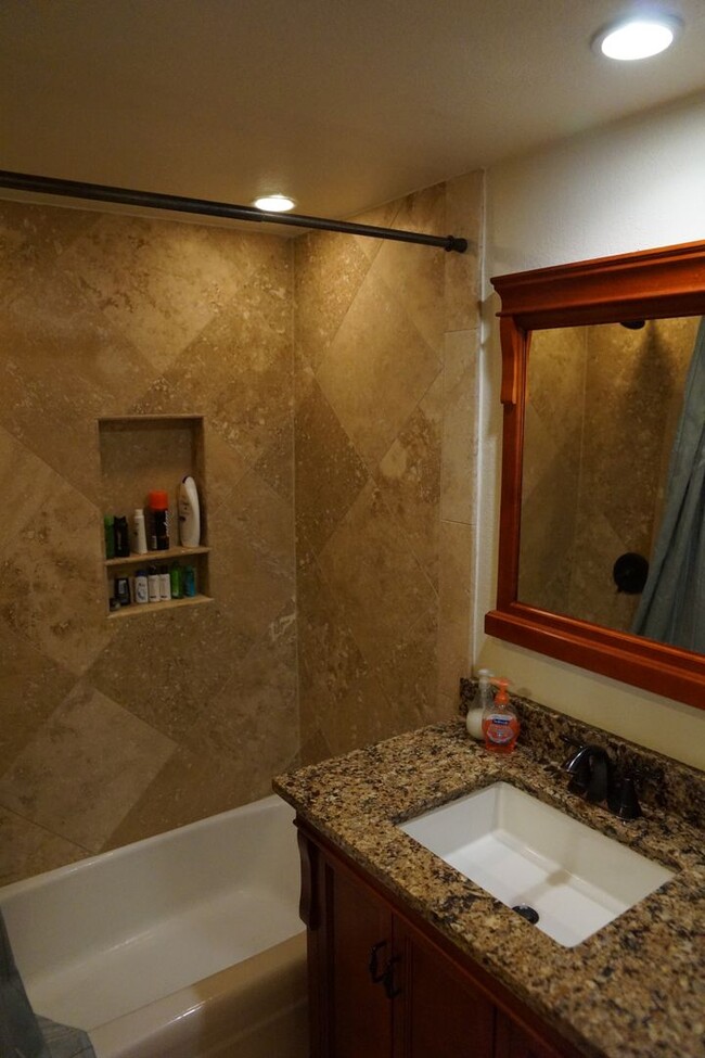 Building Photo - Available Now! Boulder's best kept secret....