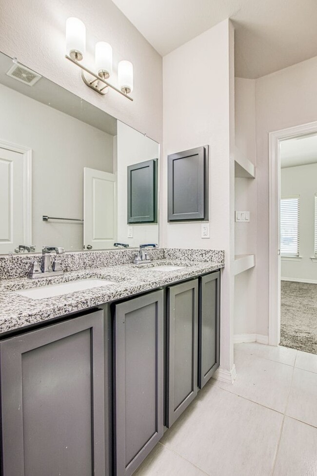 Building Photo - Beautiful  House 3 beds/3 baths. This Prop...