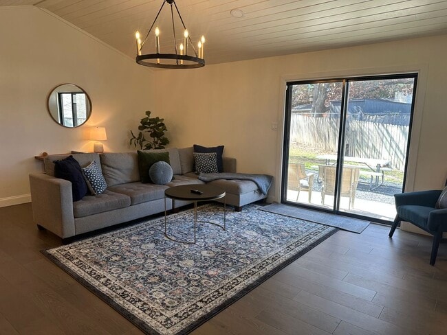 Building Photo - *** Near Domain * Stunning 4 Bedroom House * Fully Furnished * Designer Decorated * High End Luxu...