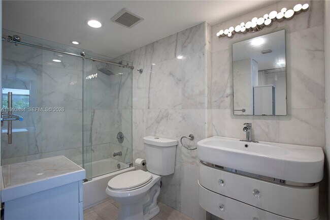 Building Photo - 1621 Collins Ave