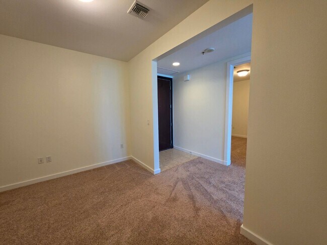 Building Photo - Fantastice High Rise with Full City Views!