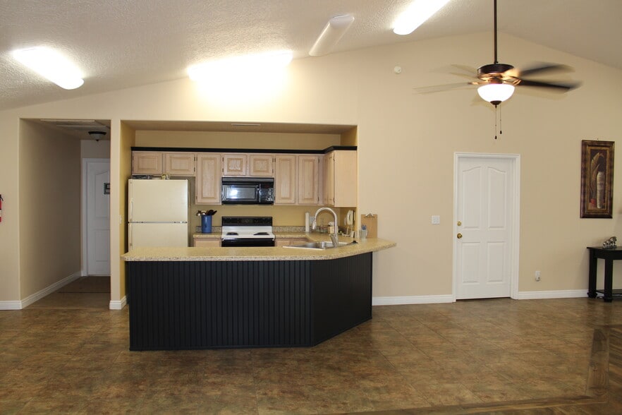 Building Photo - 210 N Mall Dr