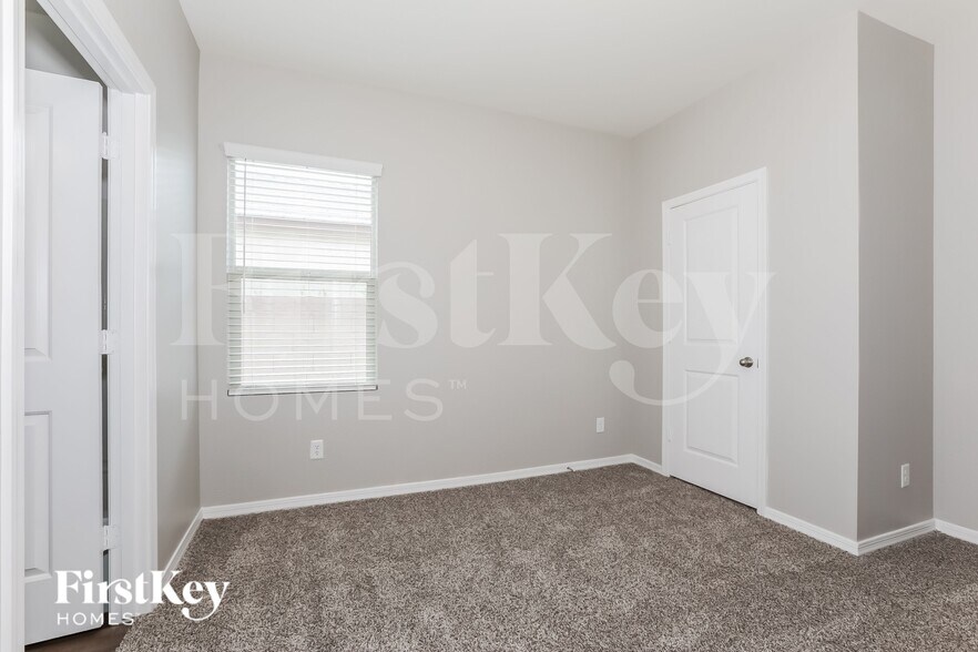 Building Photo - 310 W Powell Dr