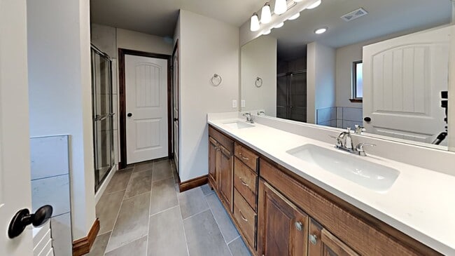 Building Photo - Very Nice 4 Bedroom 2 Bath Home in Yukon Schools