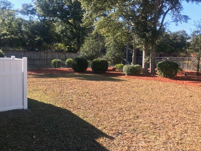 Building Photo - 4 Bedroom, 2.5 Bath, Pet Friendly Home with Fenced Yard & Sunroom! Available Soon!