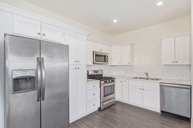 Building Photo - 3218 W Glendale Ave