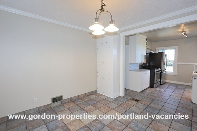 Building Photo - MOVE IN SPECIAL: SE Cesar E Chavez Blvd - ...
