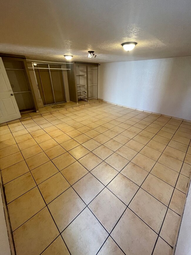 Building Photo - Beautifully Updated 3 Bedroom/2 Bathroom H...