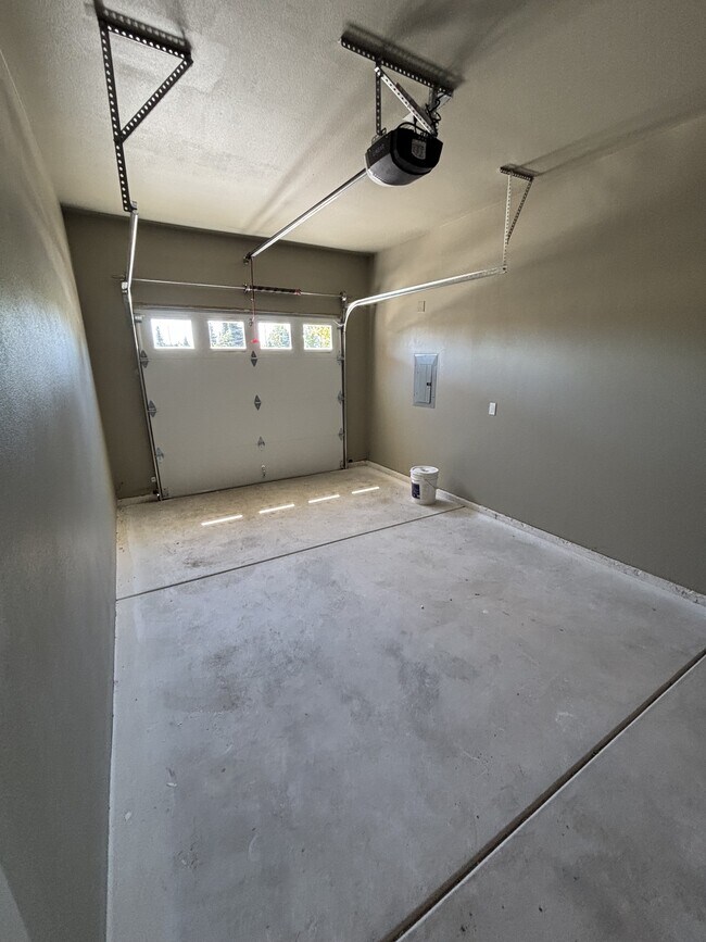 Building Photo - 390 Seven Oaks Ln