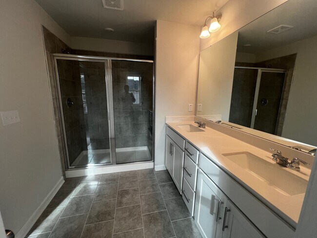 Building Photo - 5871 Woodlawn Dr