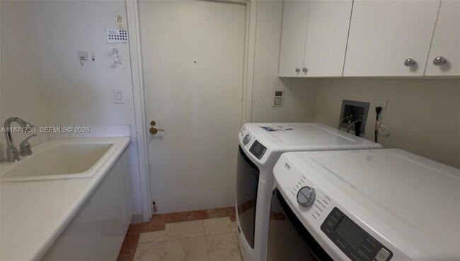 Building Photo - 2600 Island Blvd