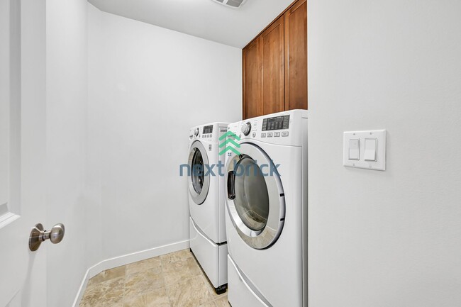 Building Photo - A spacious 4-bedroom+ 2 dens +Bonus Room a...