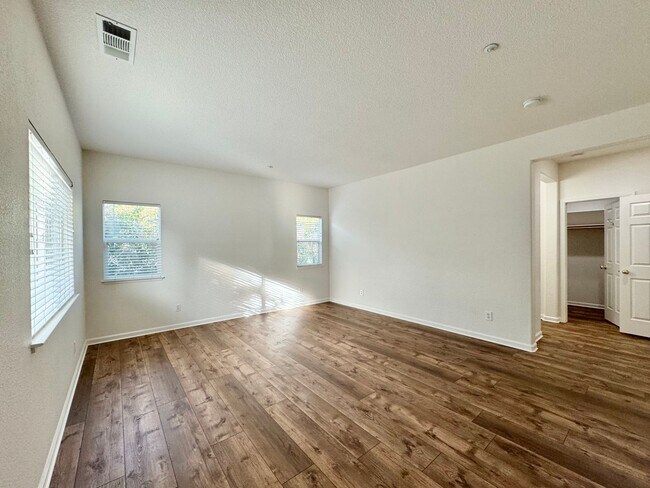 Building Photo - 3 Bedrooms, 2 1/2 Bathrooms, Serene Napa Setting