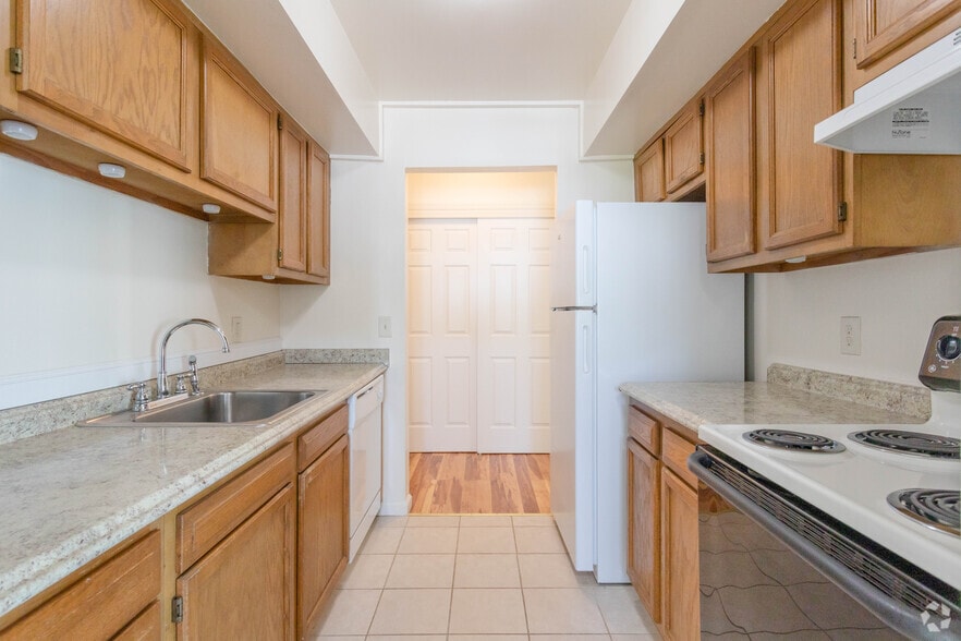 Kitchen - 1BR - Colonial Manor Apartments
