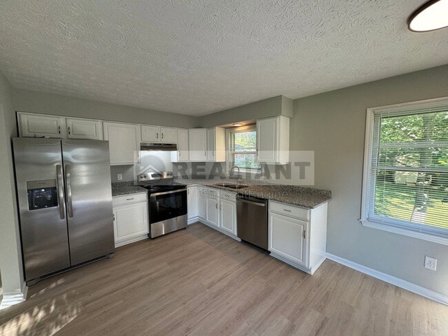 Building Photo - 105 Aster Pl