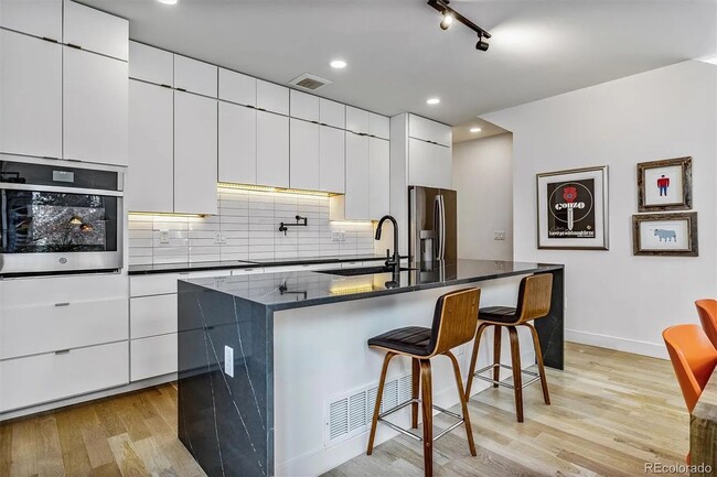 Building Photo - Contemporary Townhome in an Exceptional Su...