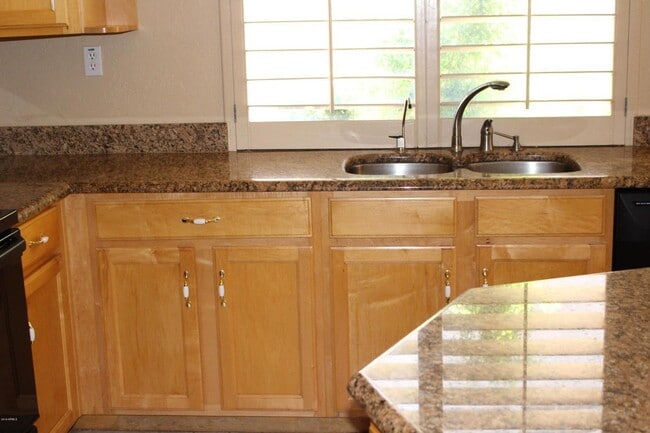 Building Photo - 875 W Aloe Pl