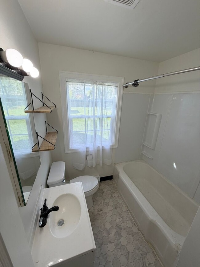 Building Photo - Charming 3 Bedroom with a Large Fenced Yard!