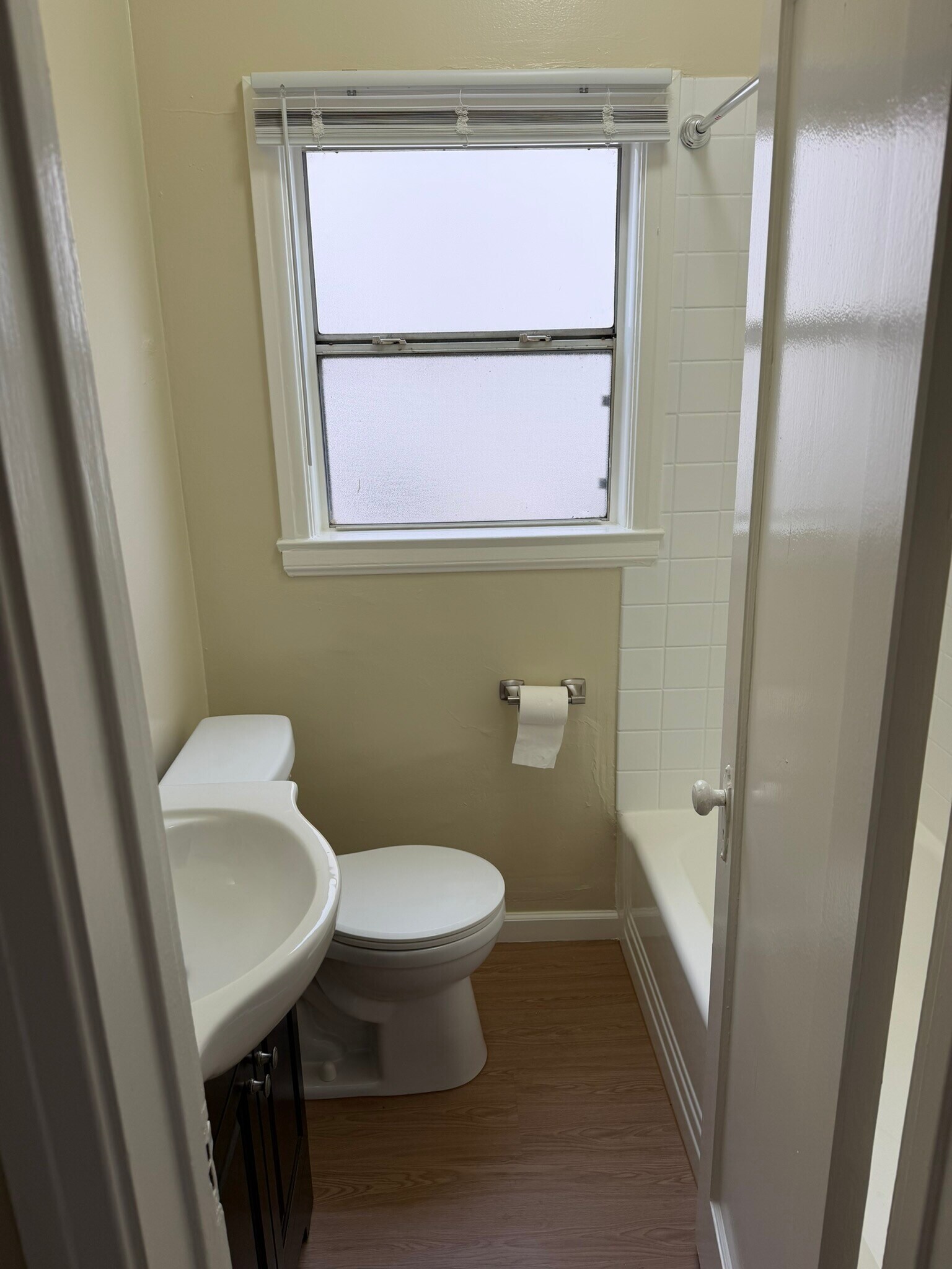 bathroom - 801 W Glenoaks Blvd