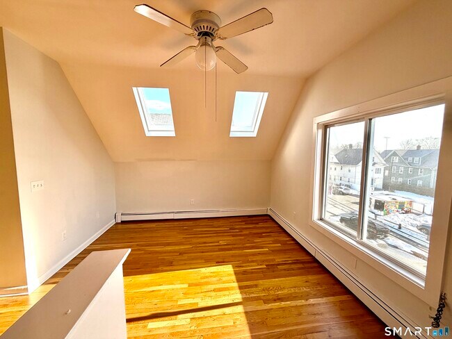 Building Photo - 410 Davidson St