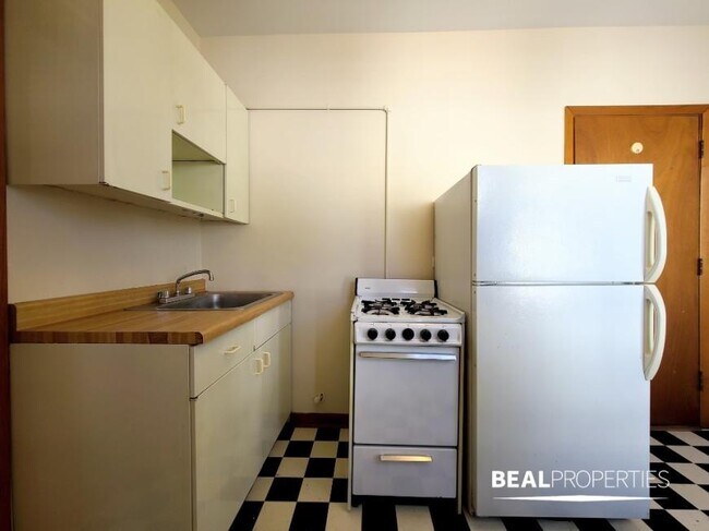 Building Photo - 0 bedroom in CHICAGO IL 60657