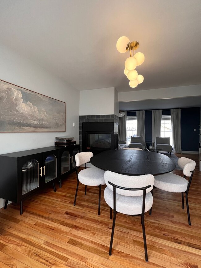 Building Photo - 3 bed 2.5 bath Located in the Heart of The Hill