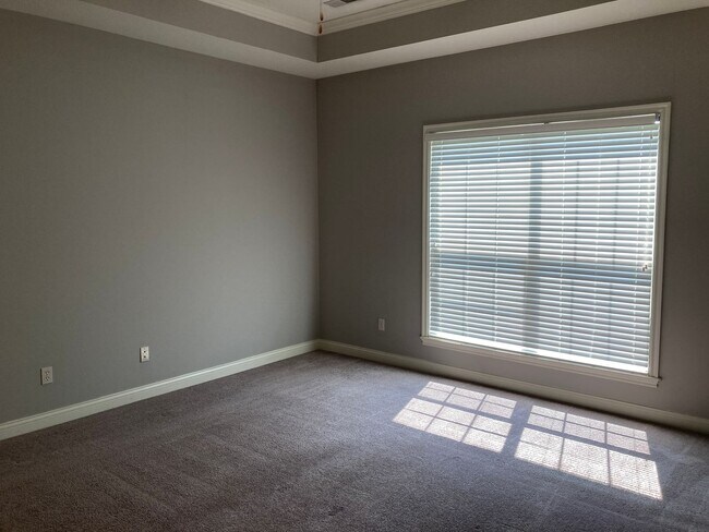 Building Photo - Bright 3BR Townhome with Bonus Room - Available NOW!