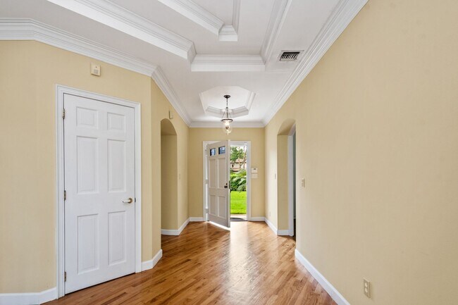 Building Photo - Winter Park Pool Home on half acre lot, st...