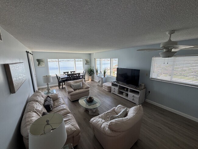 Building Photo - 4750 Cove Cir